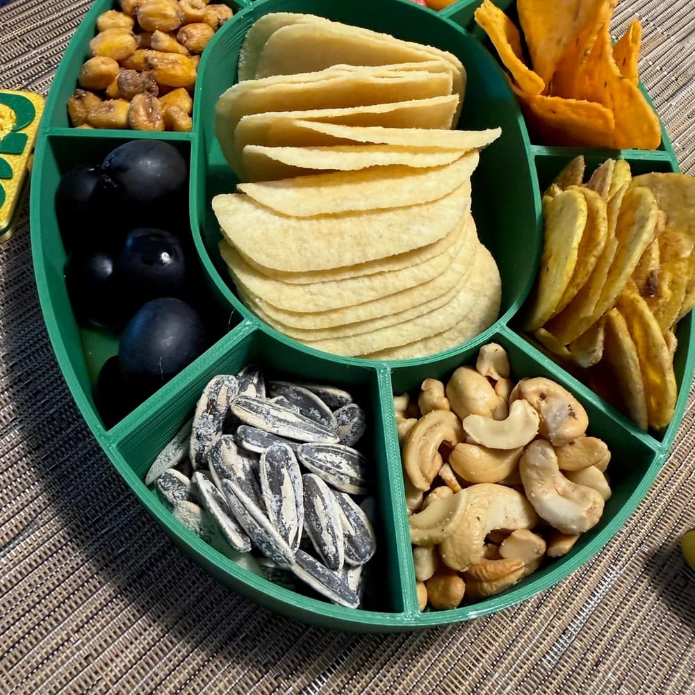 Bandeja compartimentada con divisiones radiales para frutos secos y aperitivos