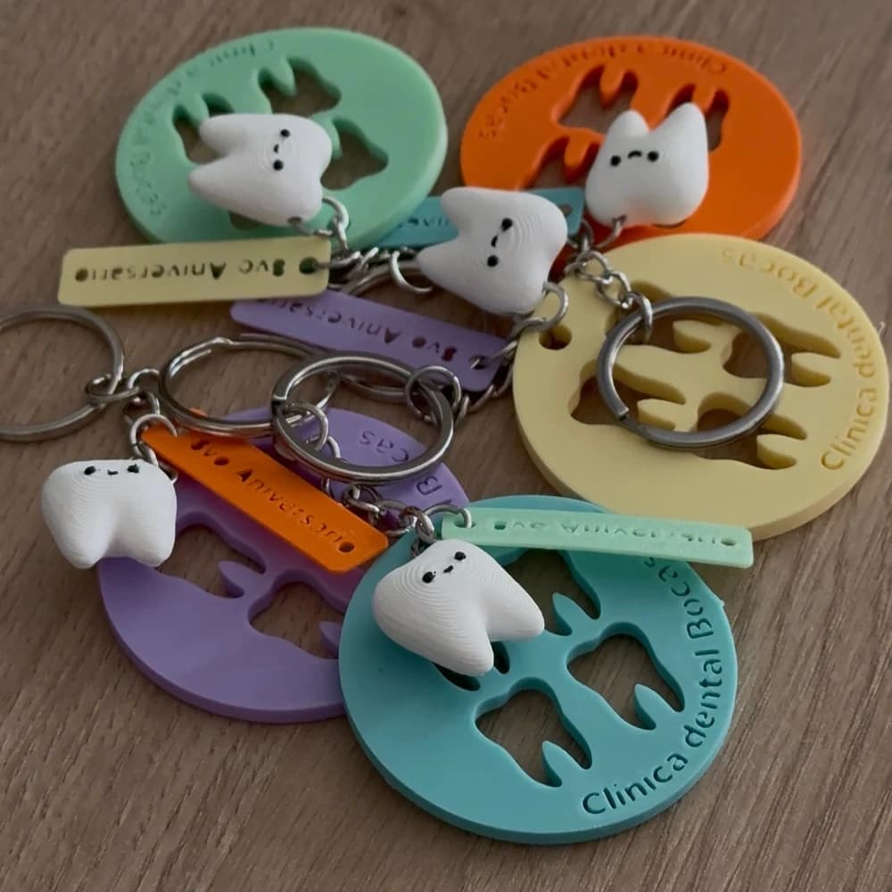 Llaveros para clínica dental con piezas dentales encajables y grabado en relieve