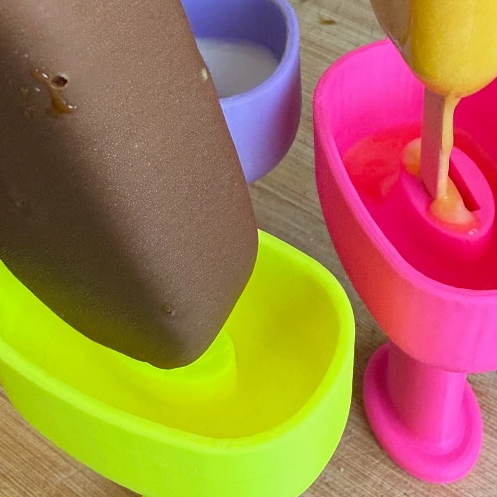 Soportes ergonómicos para helados de polo en colores vivos sobre mesa