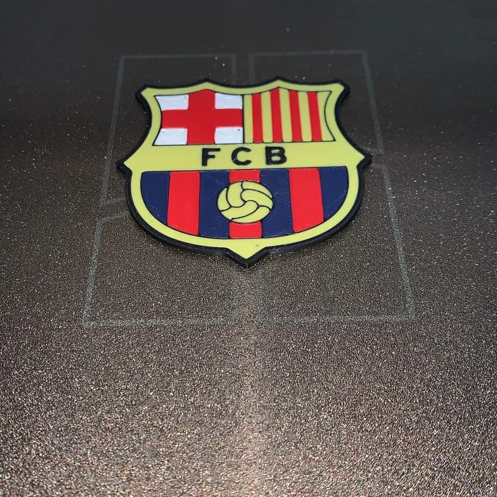 Detalle de logotipo multicolor impreso con capas nítidas sobre lámina texturizada