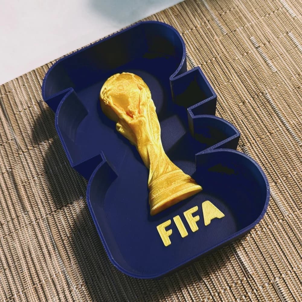 Bandeja organizadora azul con figura de trofeo dorado integrada en relieve