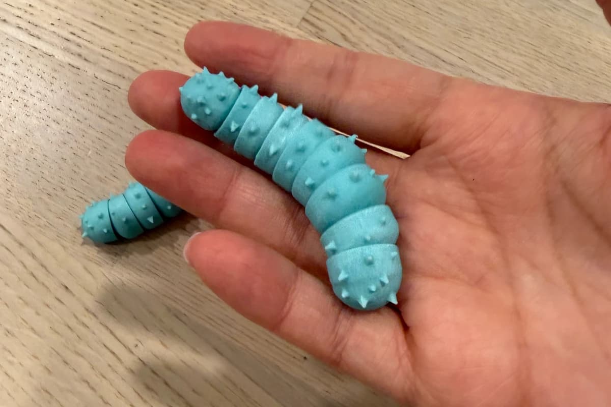 Prueba de ajuste funcional y articulación mecánica con pieza flexible print-in-place en mano